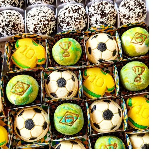 Brigadeiros personalizados com tema de futebol