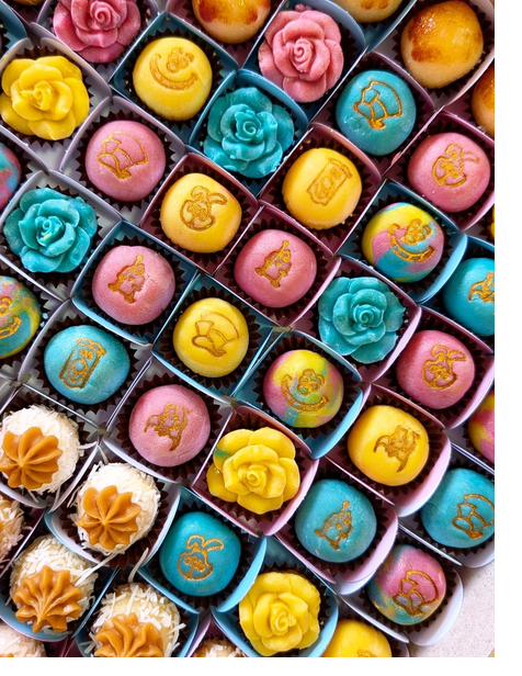 Brigadeiros personalizados em tons pastel com rosas e dourado