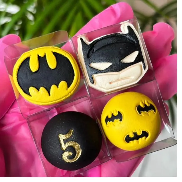 Brigadeiros personalizados com tema de super-herói